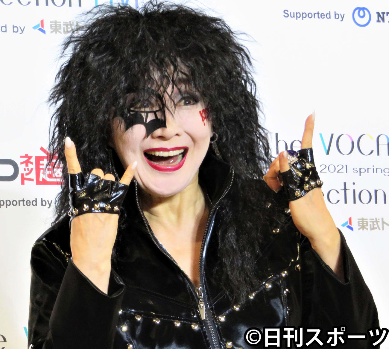 KISSをイメージした白塗りメイクの小林幸子は笑顔でポーズを決める（2021年4月25日撮影）