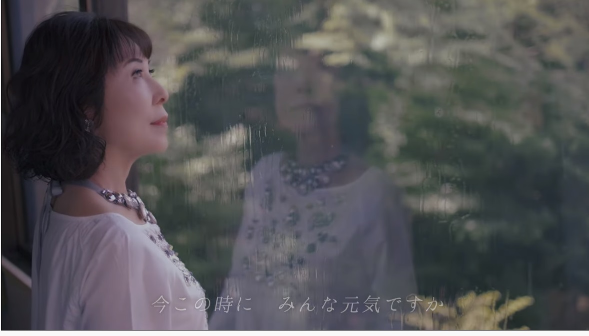 原田悠里が歌唱する「今この時に」のミュージックビデオの1シーン