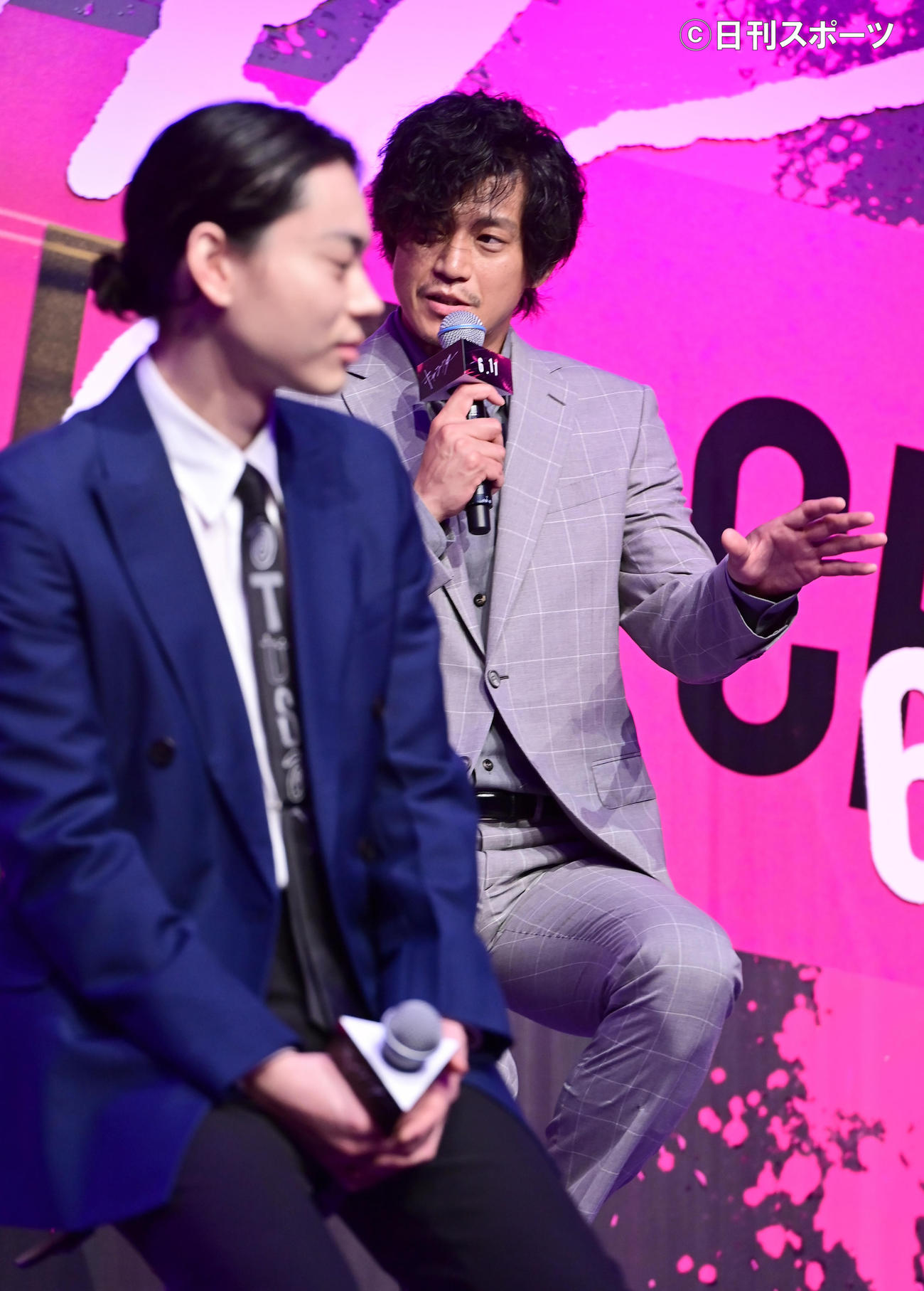 映画「キャラクター」完成報告会に臨む小栗旬。手前左は菅田将暉（撮影・小沢裕）