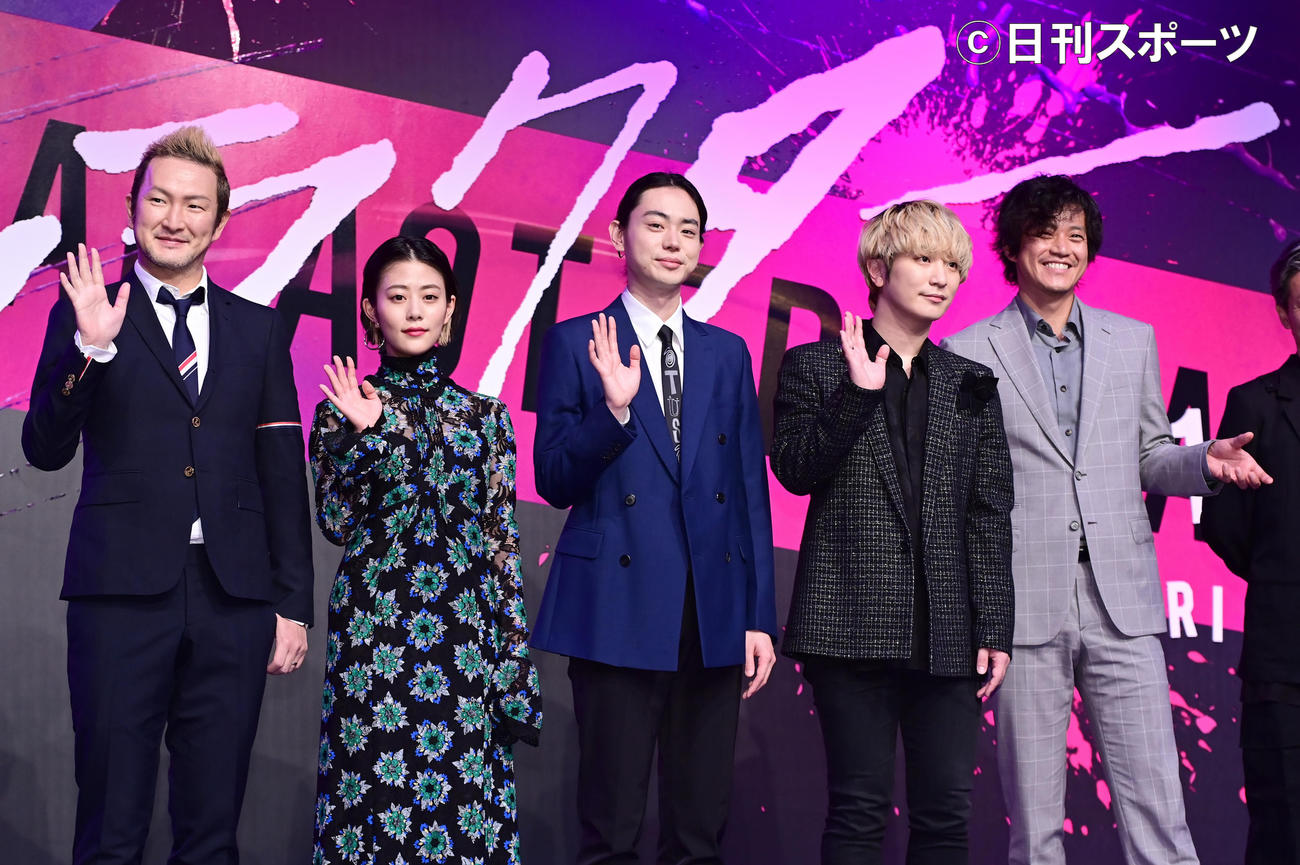 映画「キャラクター」完成報告会に臨む、左から中村獅童、高畑充希、菅田将暉、Fukase、小栗旬（撮影・小沢裕）