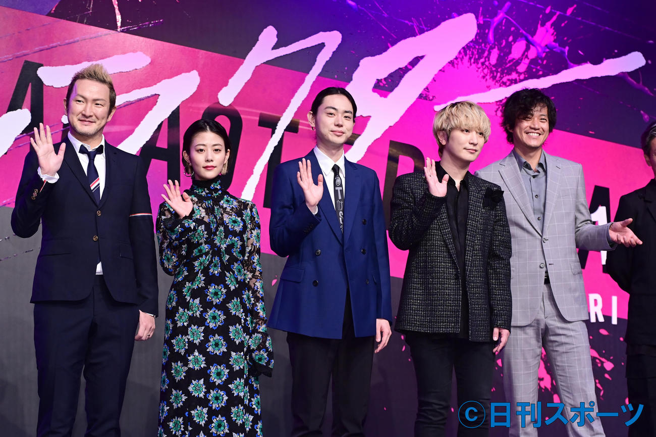映画「キャラクター」完成報告会に臨む、左から中村獅童、高畑充希、菅田将暉、Fukase、小栗旬（撮影・小沢裕）
