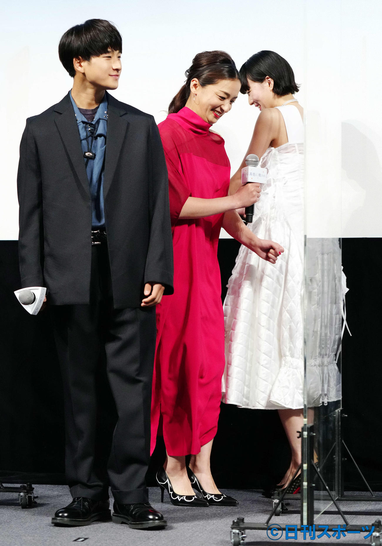 映画「茜色に焼かれる」の完成報告会に登壇するも立ち位置を間違える尾野真千子（中央）。左は和田庵、右は片山友希（撮影・江口和貴）