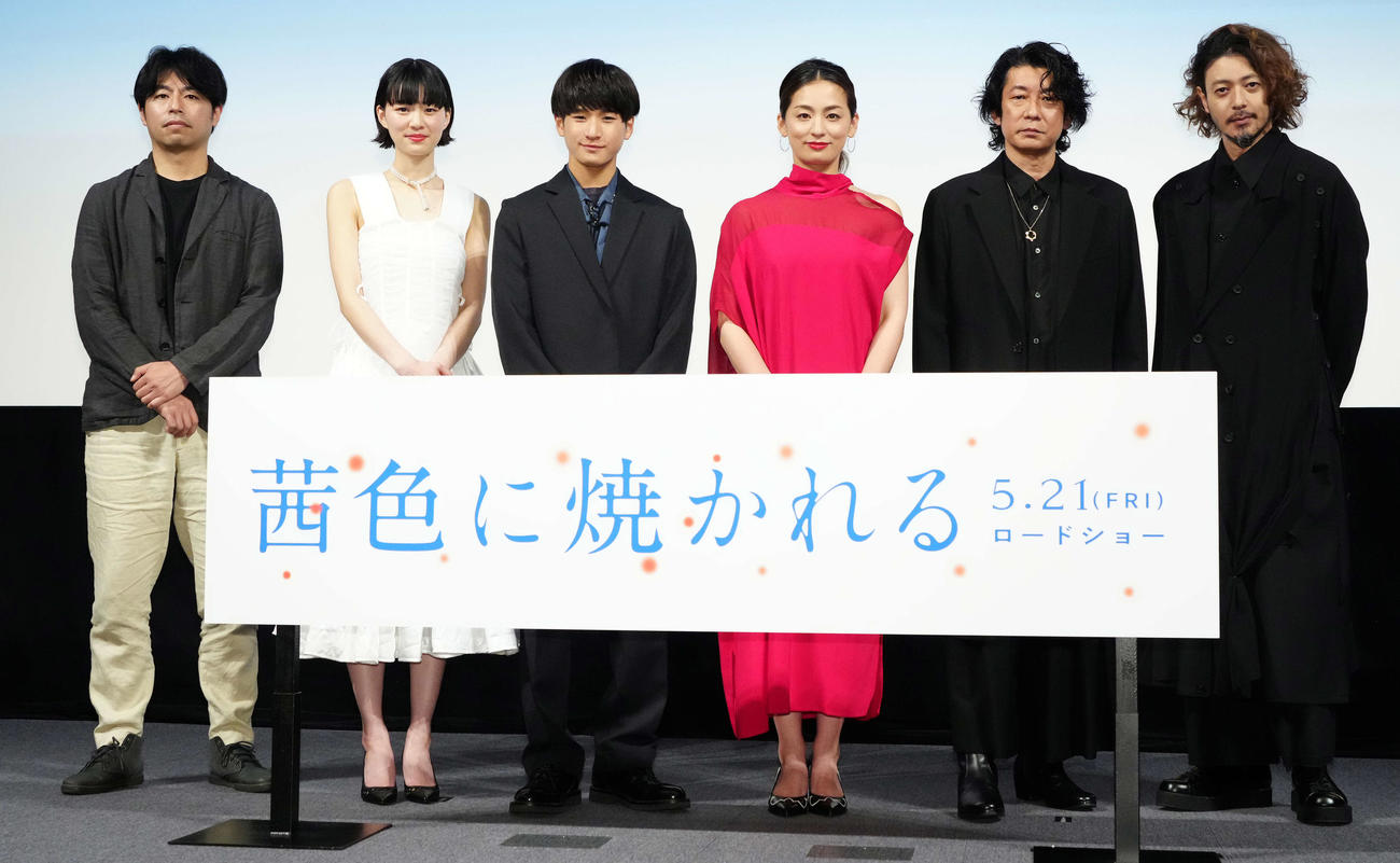 映画「茜色に焼かれる」の完成報告会に臨む尾野真千子（左から4人目）ら。左から石井裕也監督、片山友希、和田庵、1人おいて永瀬正敏、オダギリジョー（撮影・江口和貴）
