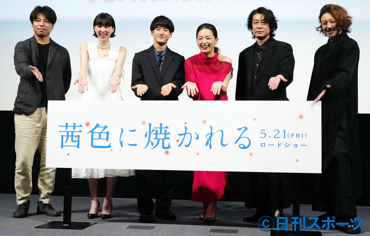 映画「茜色に焼かれる」の完成報告会に臨む尾野真千子（左から4人目）ら。左から石井裕也監督、片山友希、和田庵、1人おいて永瀬正敏、オダギリジョー（撮影・江口和貴）