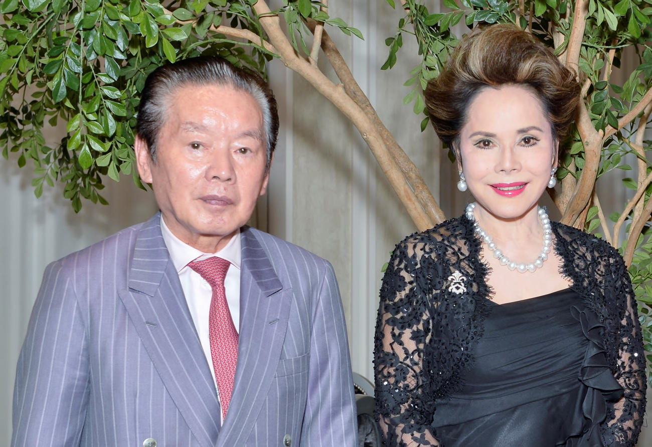 デヴィ夫人（右）と野崎幸助さん