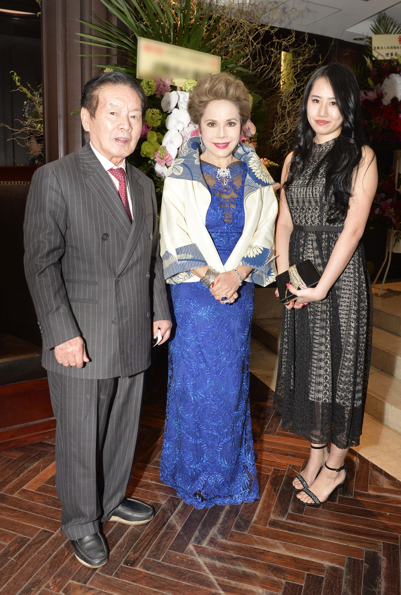 左から野崎幸助さん、デヴィ夫人、須藤早貴容疑者