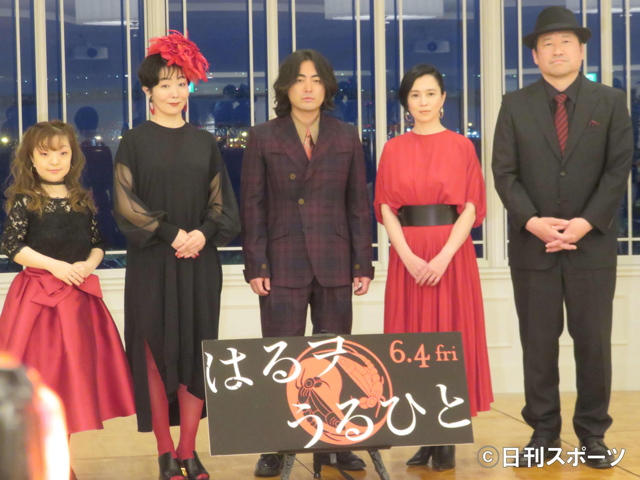 左から笹野鈴々、今藤洋子、山田孝之、坂井真紀、佐藤二朗