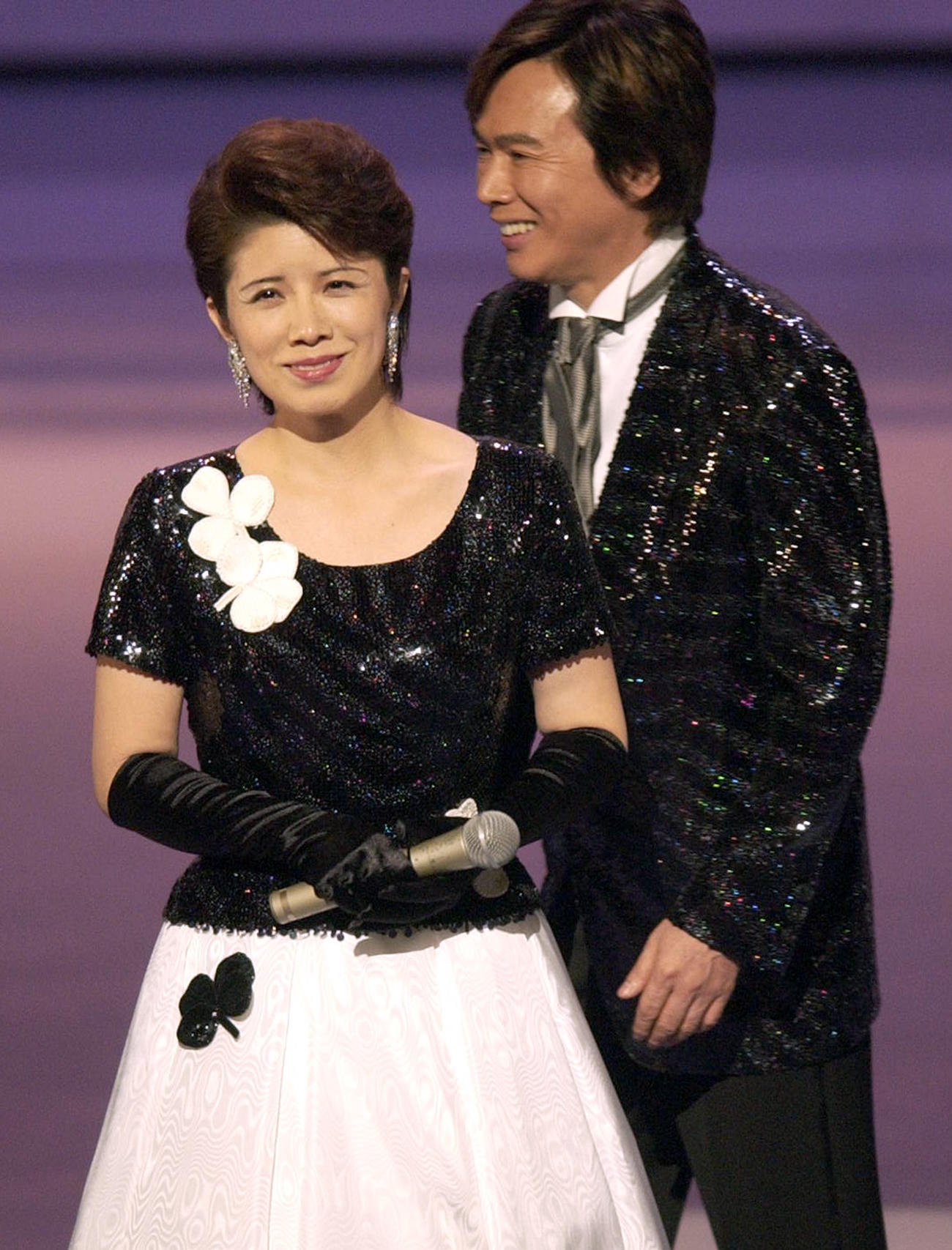 紅白で久々の復帰を果たした森昌子（左）と、仲良くステージに立った森進一（01年12月31日撮影）