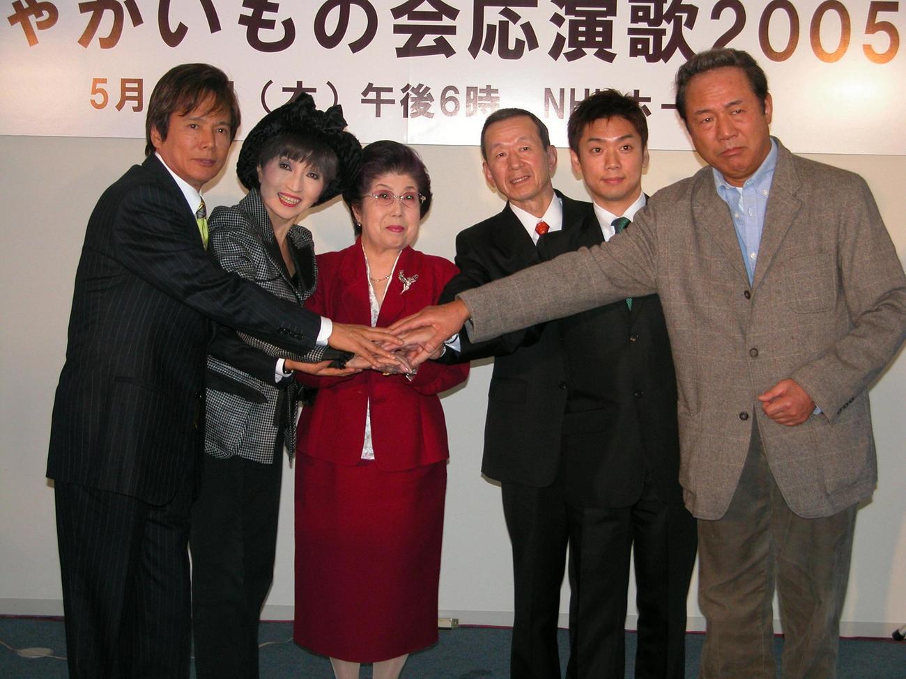 第21回「じゃがいもの会」チャリティーショーの会見に出席した、左から森進一、黒柳徹子、二葉百合子、小林稔侍（右端）ら（2005年2月24日撮影）