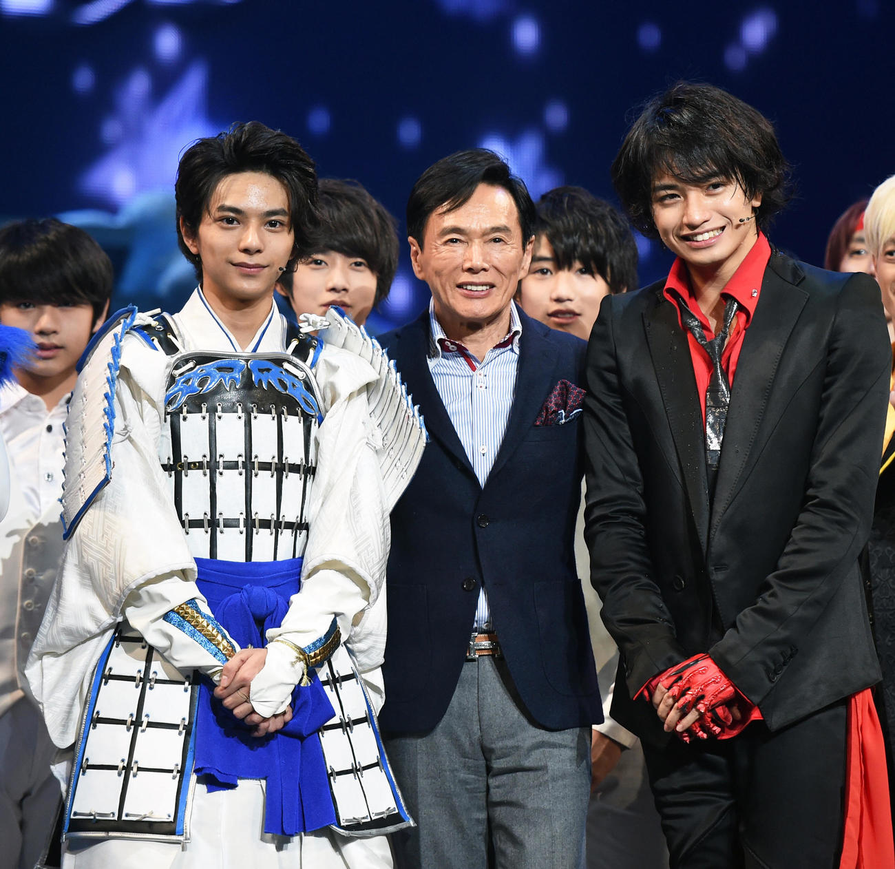 舞台「ジャニーズ・ワールド」　「ジャニーズ・ワールド」昼公演にサプライズ登場した森進一（中央）はフォトセッションに納まる。左はSexy Zone佐藤勝利、右は同じく中島健人（2015年12月19日撮影）