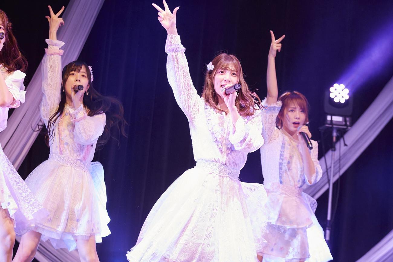 新曲「君は何キャラット？」発売記念オンラインイベントを行ったラストアイドルの、左から間島和奏、奥村優希、西村歩乃果
