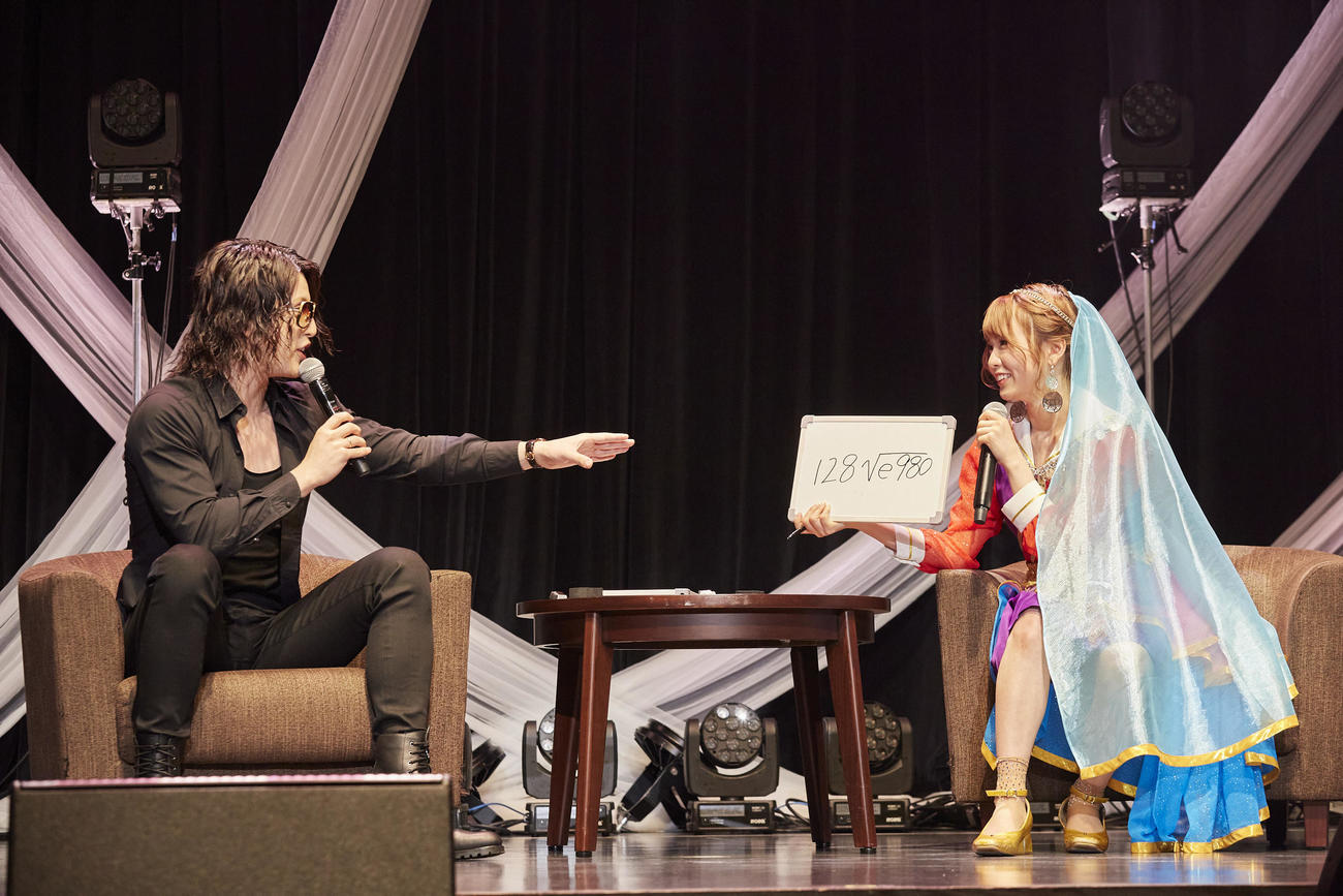 新曲「君は何キャラット？」発売記念オンラインイベントに出演したROLAND（左）。右は西村歩乃果