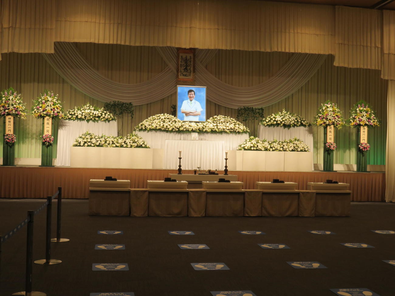 神田川俊郎さんの通夜会場に設けられた焼香台（撮影・村上久美子）