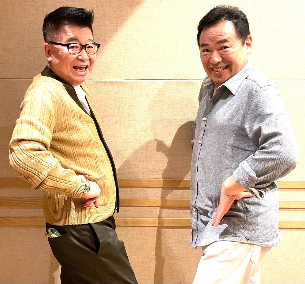 ポーズを決める生島ヒロシ（左）とグッチ裕三