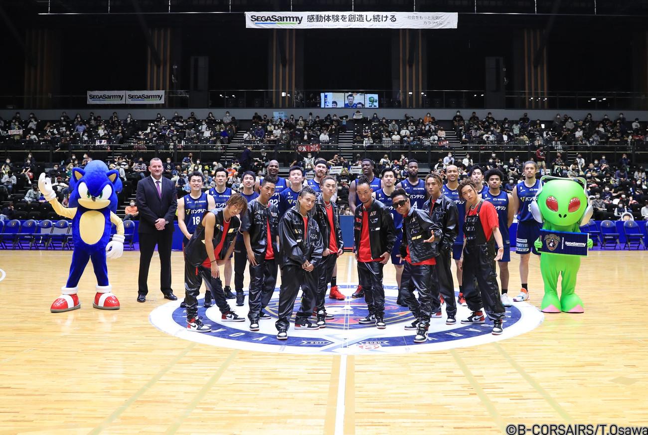 プロダンスチーム「SEGA　SAMMY　LUX」前列8人と、後列はバスケットボール・横浜ビー・コルセアーズのメンバー（C）B－corsairs／T.Osawa