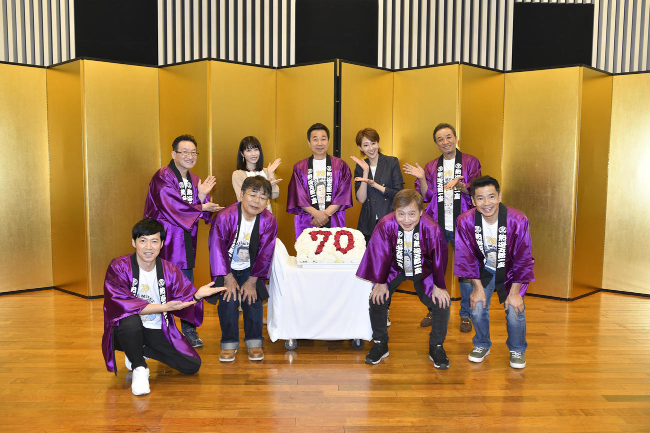 熱海五郎一座のメンバー。後列中央は座長の、三宅裕司