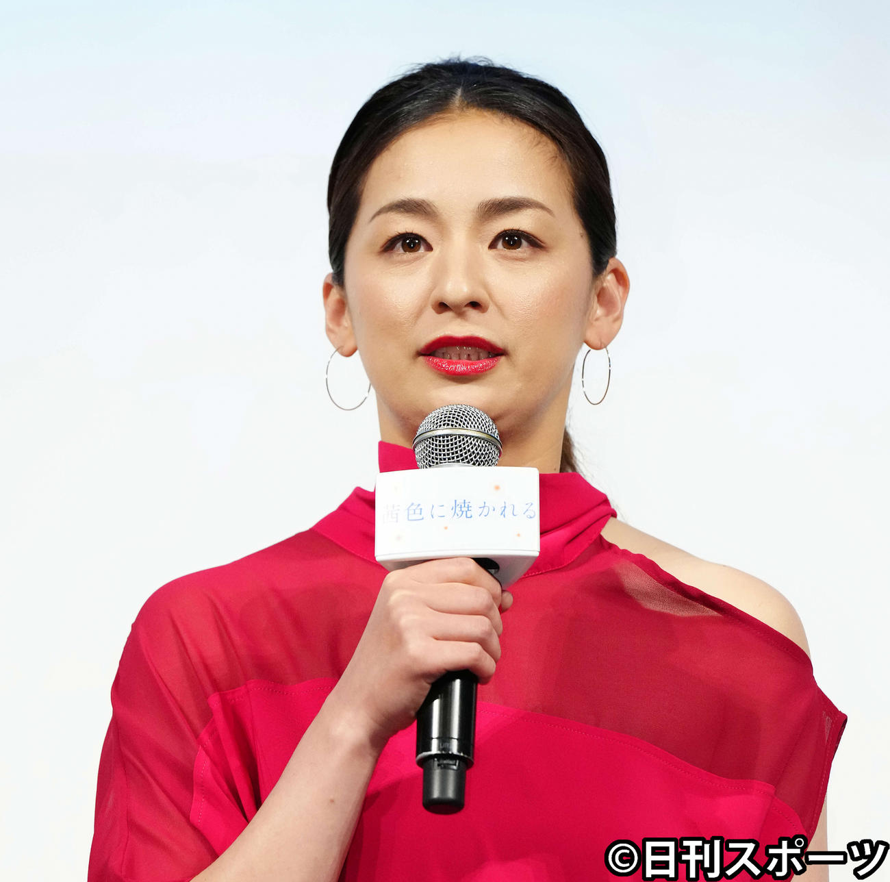 映画「茜色に焼かれる」完成報告会に臨む主演の尾野真千子（2021年4月27日）