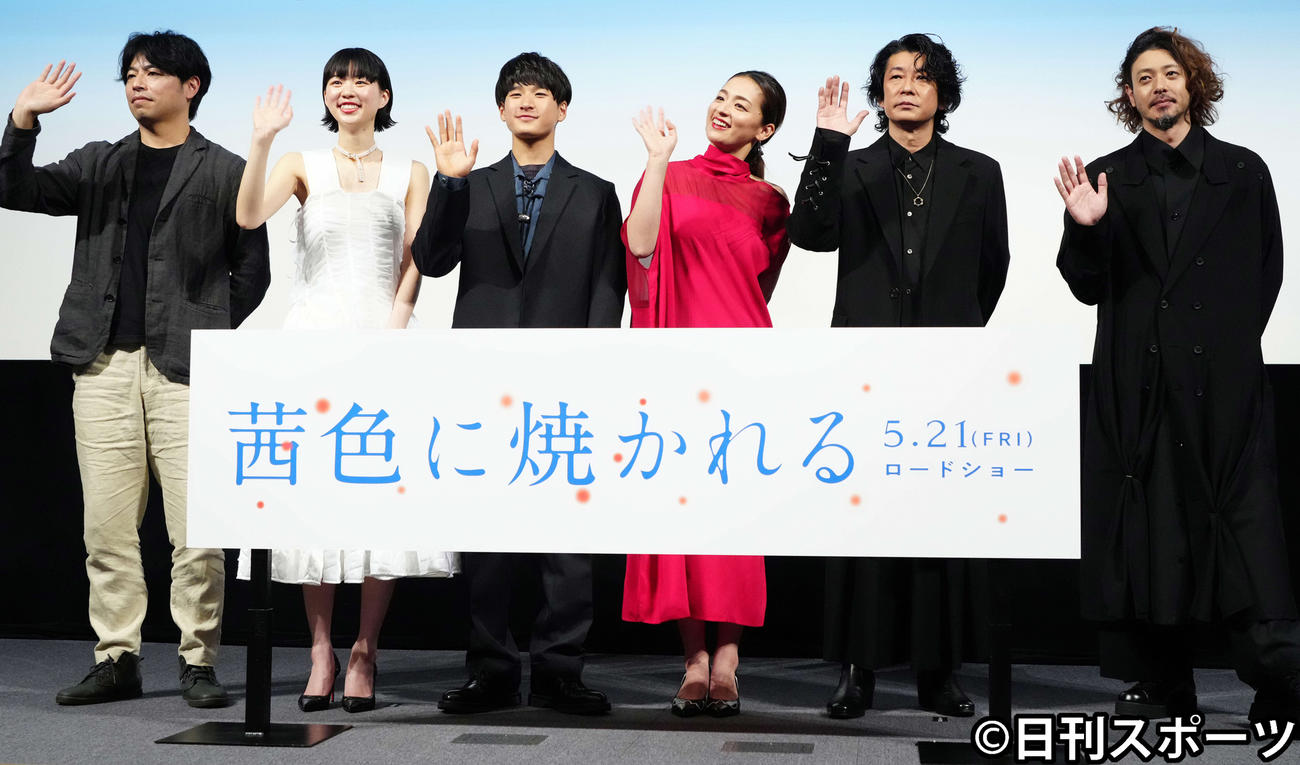 映画「茜色に焼かれる」完成報告会に臨んだ主演の尾野真千子（左から4人目）ら（2021年4月27日撮影）
