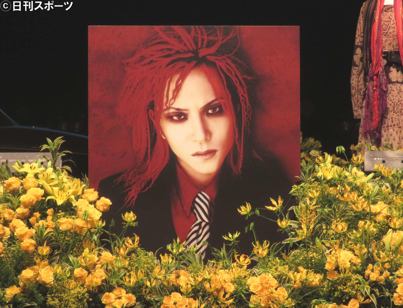 ファンイベント「hide Memorial Day 2019～春に会いましょう～」　献花台で黄色い花に囲まれるhideさんの遺影（2019年5月2日撮影）