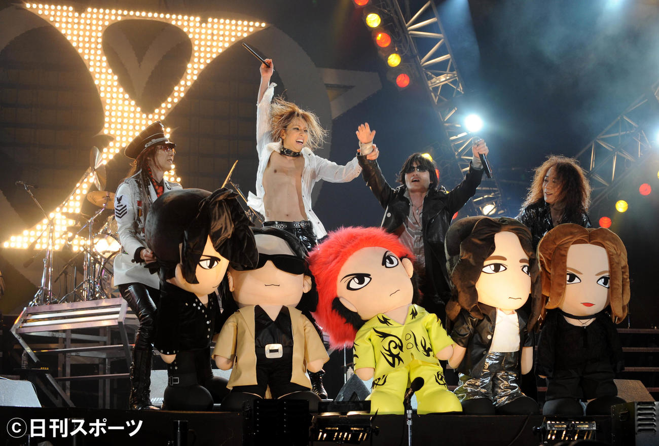 故hideさんの追悼公演で演奏を終えファンにあいさつするX JAPAN（2008年05月4日撮影）