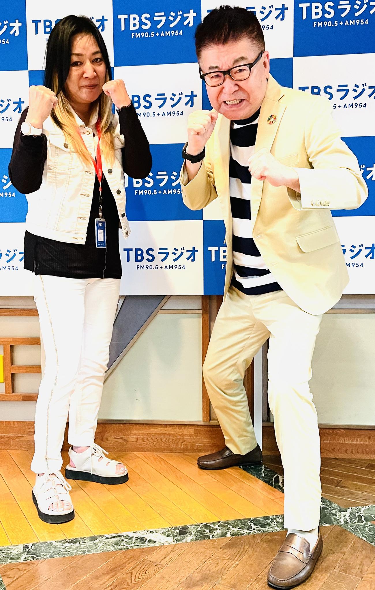 ファイティングポーズを決めるジャガー横田（左）と生島ヒロシ