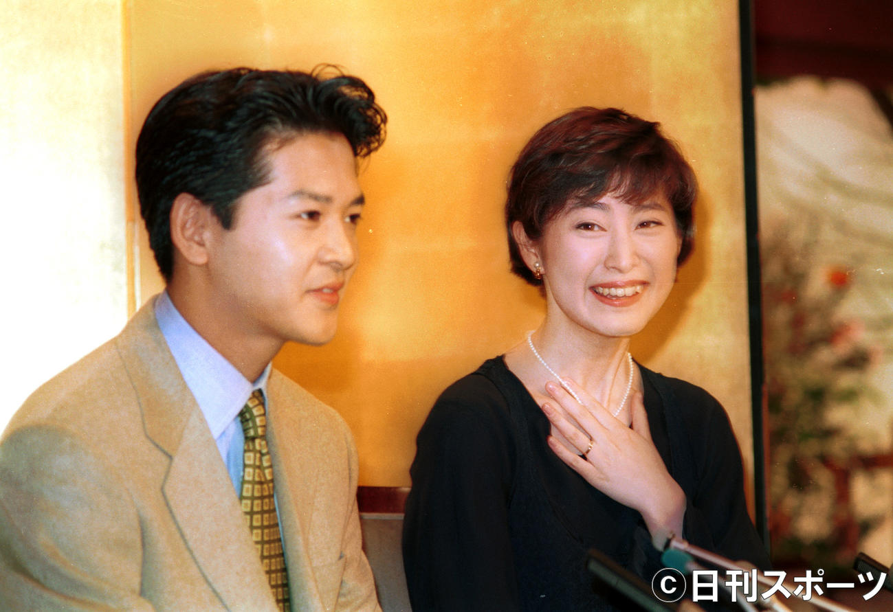 緒形直人（左）、仙道敦子（1993年12月13日）