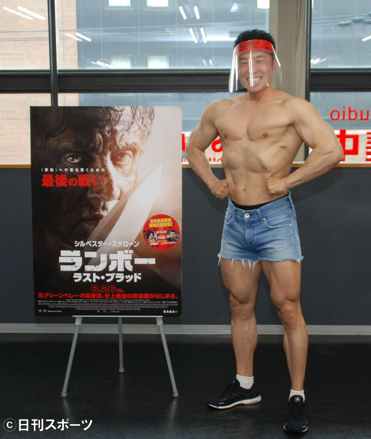 フェースシールドをして映画の宣伝イベントに登場しなかやまきんに君（2020年6月22日撮影）