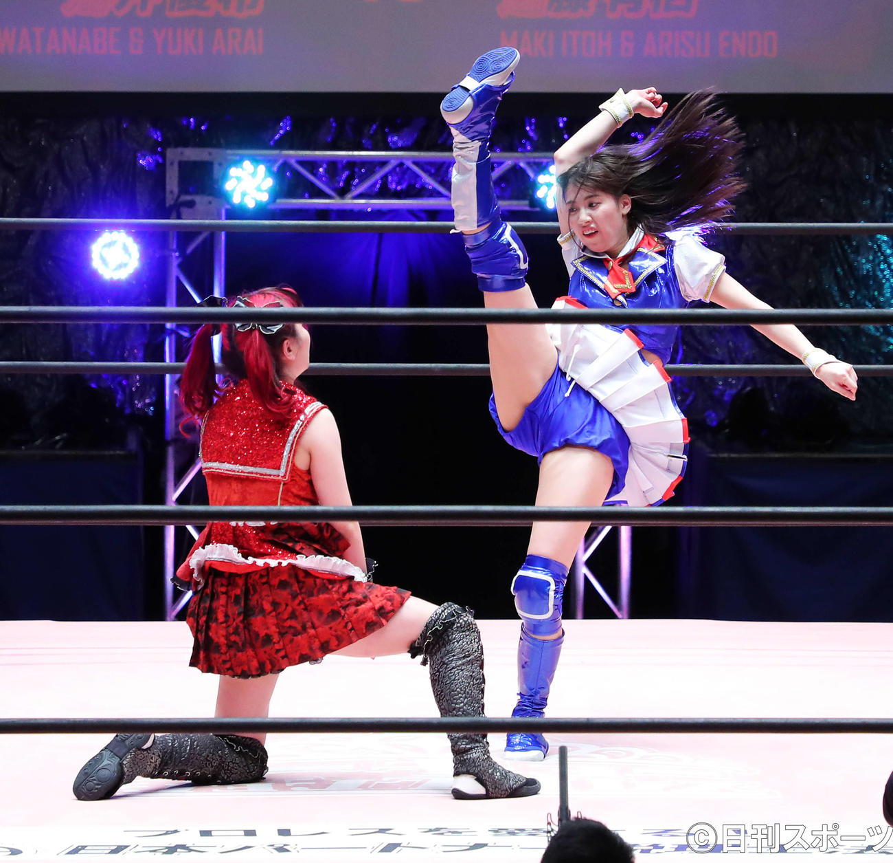 伊藤麻希（左）に必殺のかかと落としを見舞う荒井優希（撮影・河田真司）
