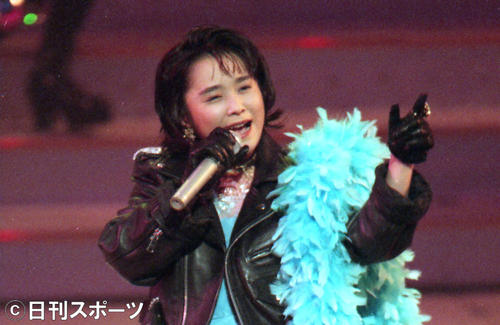 第45回紅白歌合戦で熱唱する久宝留理子（1994年12月31日撮影）