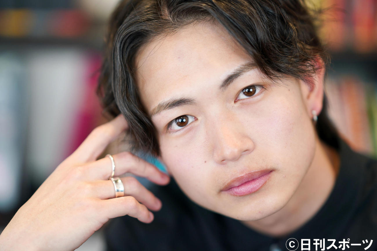 さわやかさと色っぽさが入り交じった表情が印象的な綱啓永さんでした（撮影・横山健太）