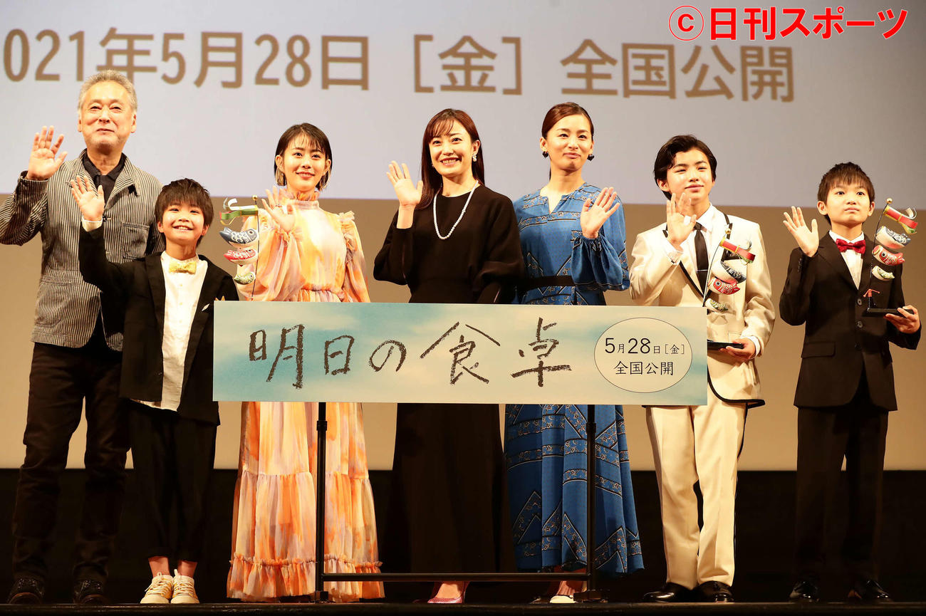 「明日の食卓」完成報告会でカメラに手を振る、左から瀬々敬久監督、阿久津慶人、高畑充希、菅野美穂、尾野真千子、柴崎楓雅、外川燎（撮影・丹羽敏通）