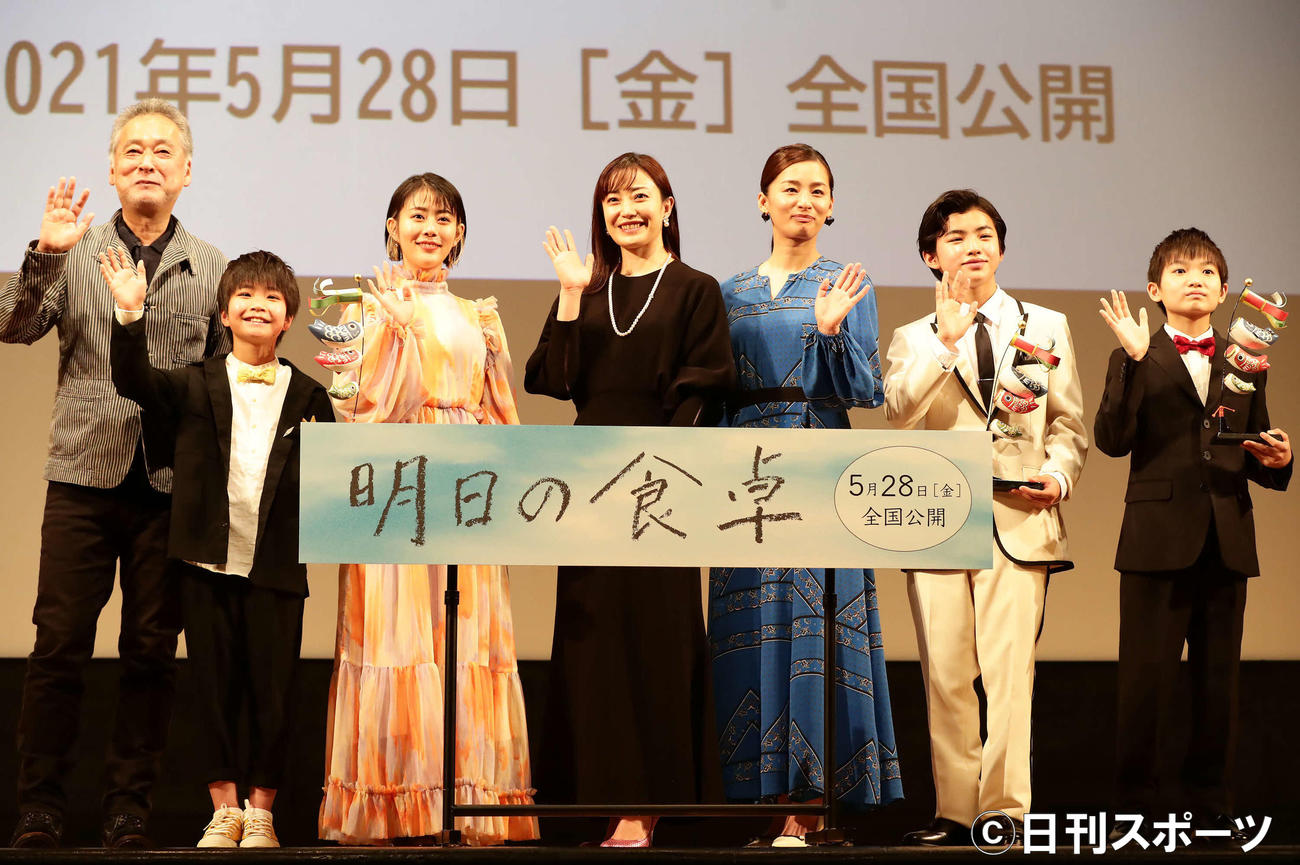 「明日の食卓」完成報告会でカメラに手を振る、左から瀬々敬久監督、阿久津慶人、高畑充希、菅野美穂、尾野真千子、柴崎楓雅、外川燎（撮影・丹羽敏通）