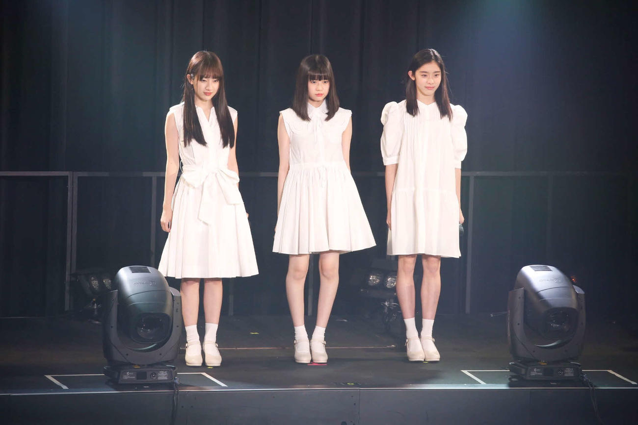 私立恵比寿中学への加入が発表された新メンバー。左から桜木心菜、小久保柚乃、風見和香
