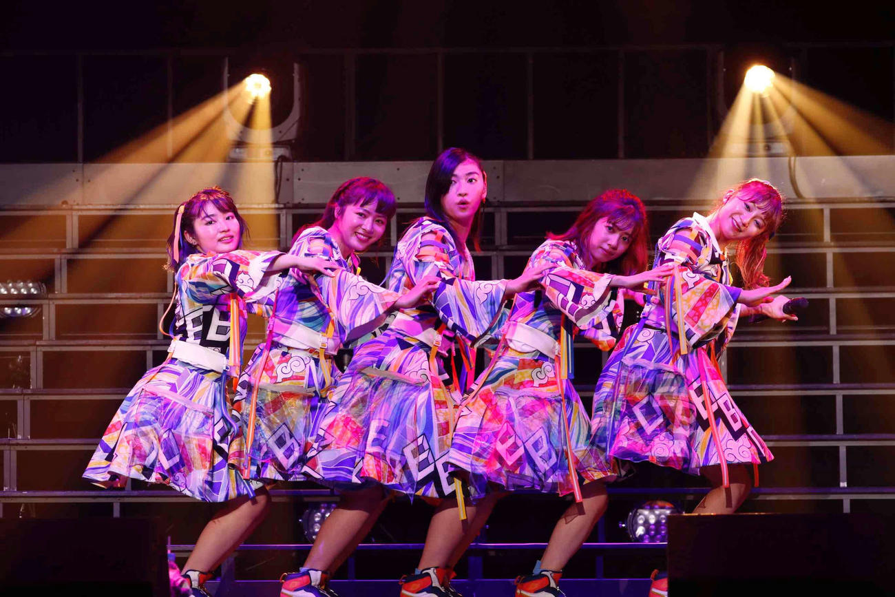 ライブを行う私立恵比寿中学のメンバー。左から柏木ひなた、中山莉子、小林歌穂、真山りか、星名美怜