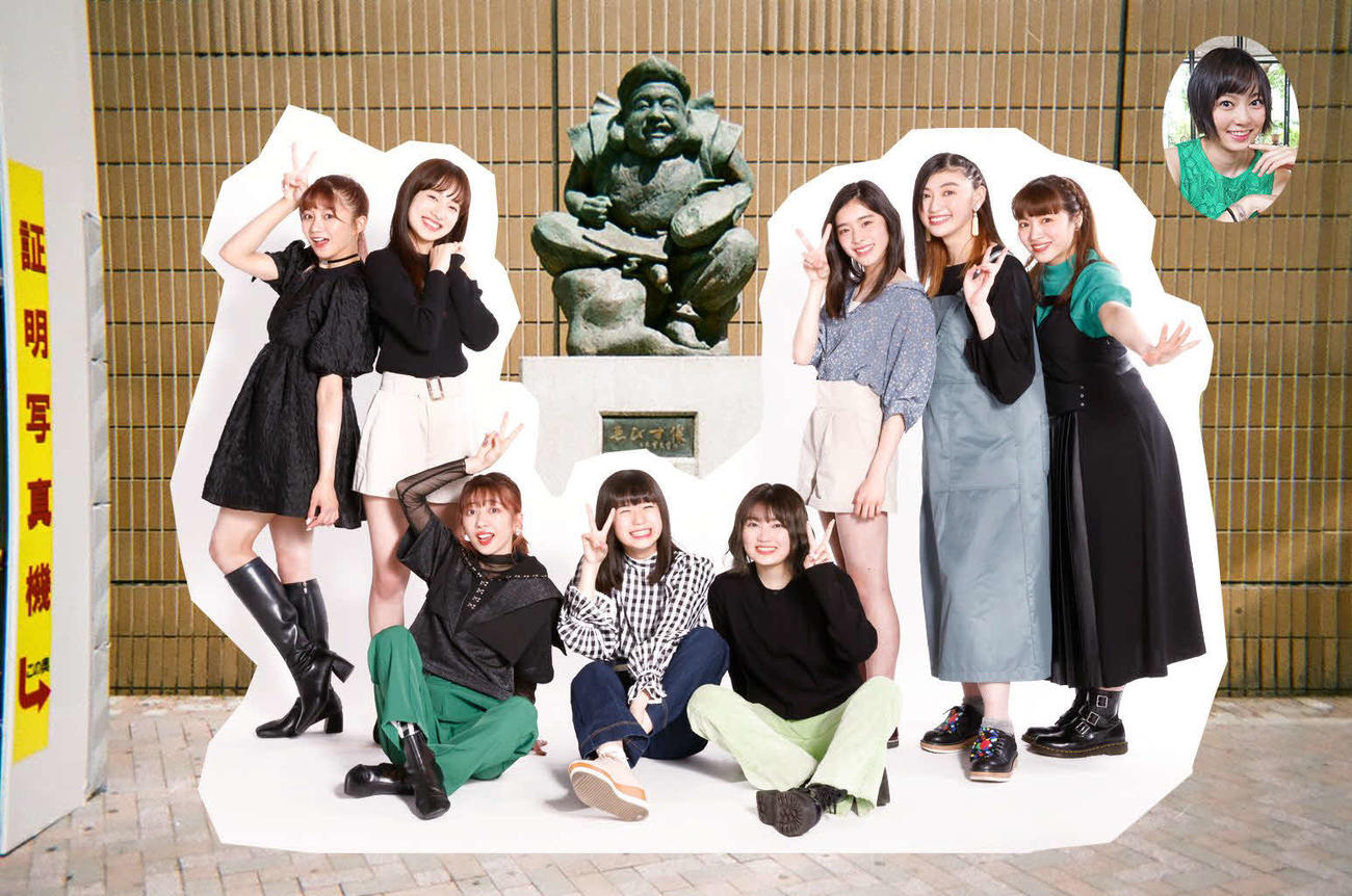 9人体制となった私立恵比寿中学。左から星名美怜、桜木心菜、真山りか、小久保柚乃、柏木ひなた、風見和香、小林歌穂、中山莉子。丸写真は休養中の安本彩花