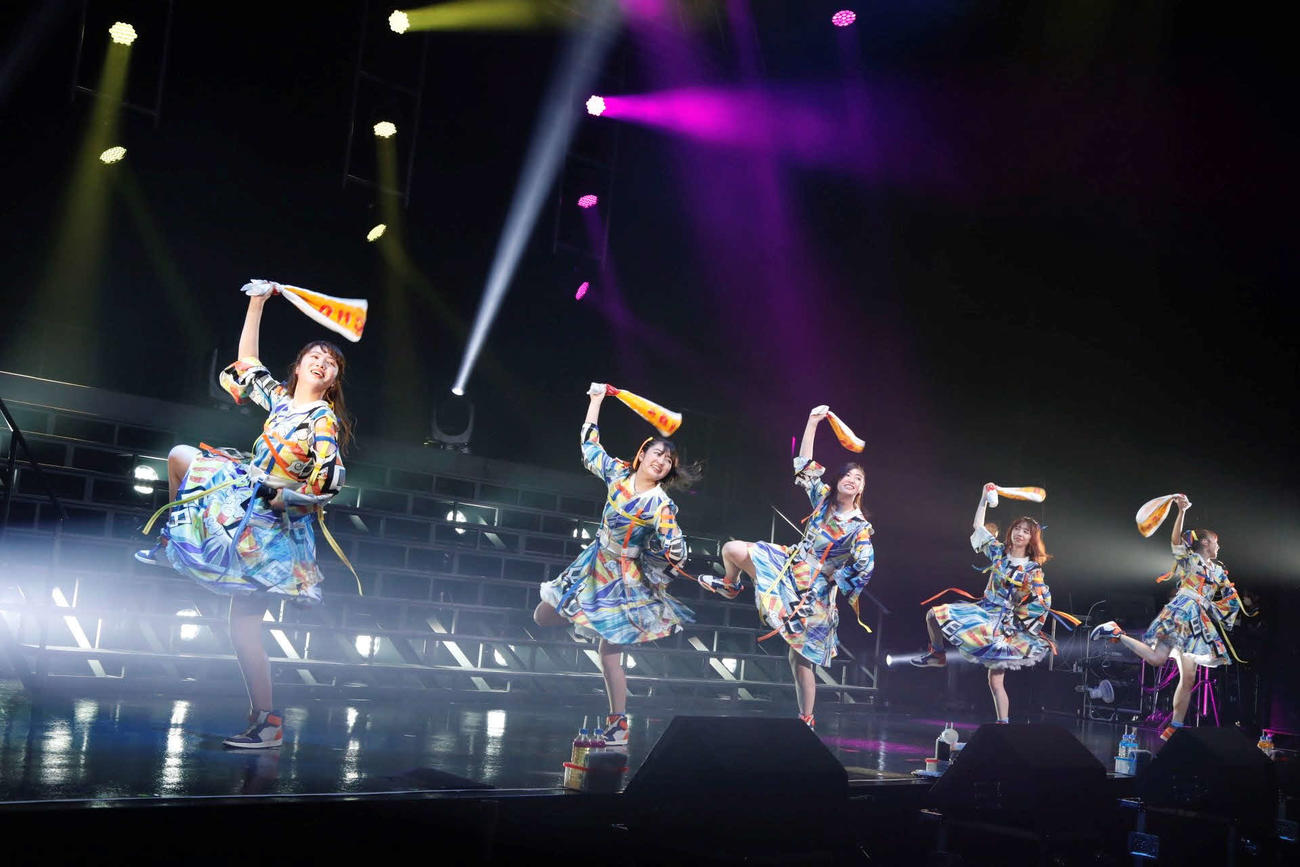 ライブを行う私立恵比寿中学のメンバー