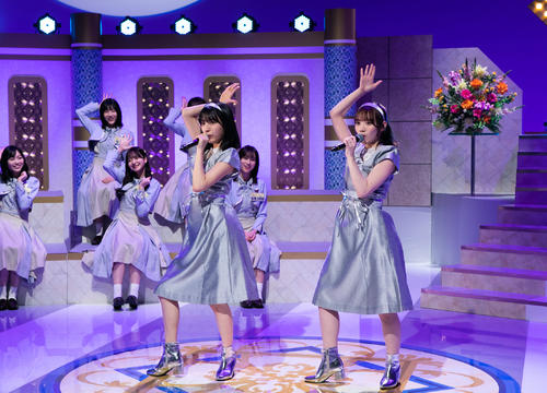 日本テレビ新番組「乃木坂スター誕生！」で「UFO」を歌った早川聖来（手前左）と田村真佑