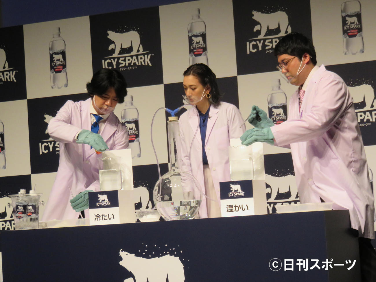 炭酸の実験を行った（左から）野田クリスタル、SHELLY、村上