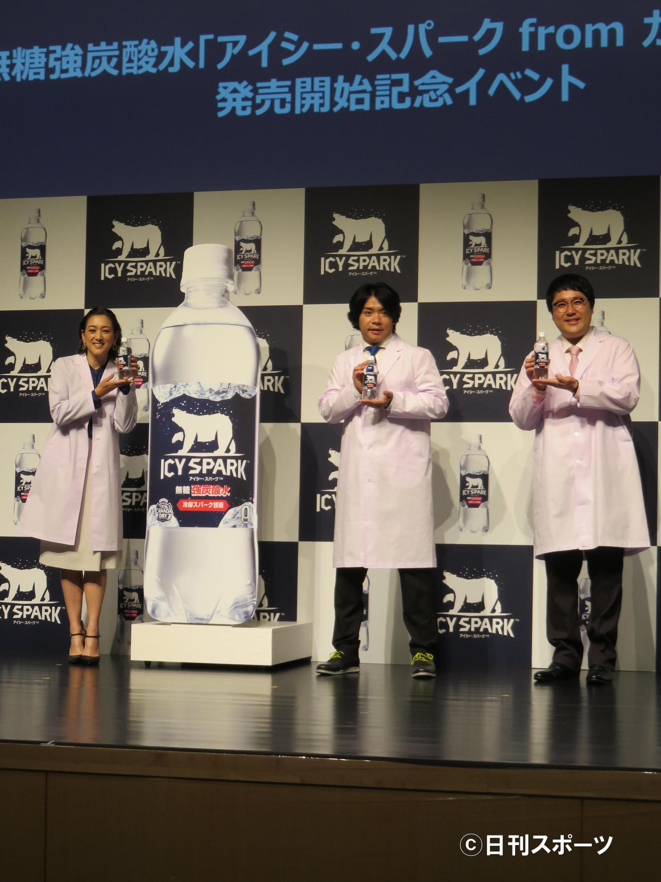 「アイシー・スパークfromカナダドライ」のイベントに出席した（左から）SHELLY、野田クリスタル、村上