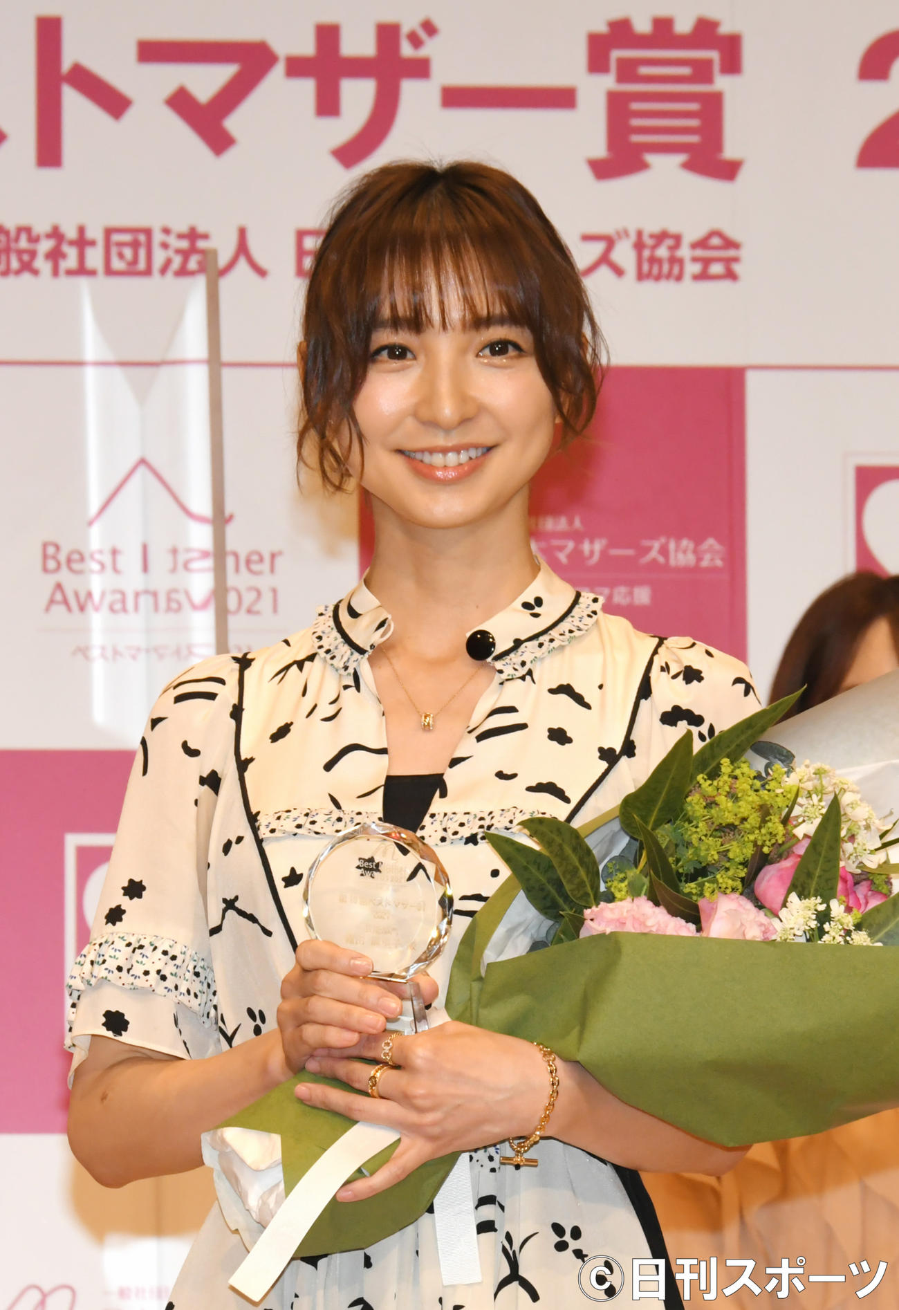 ベストマザー賞・芸能部門賞を受賞した篠田麻里子（撮影・酒井清司）