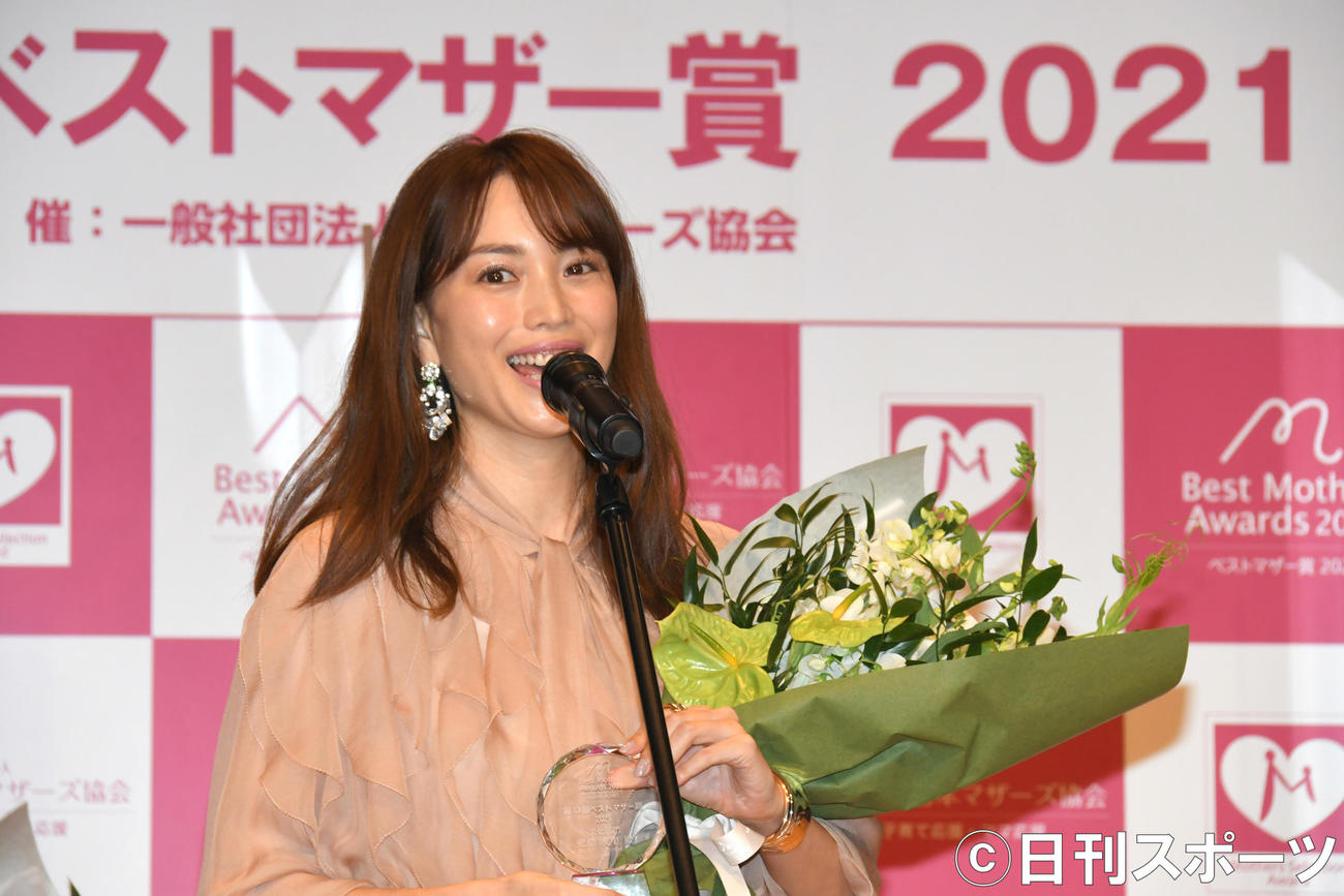 ベストマザー賞・文化部門賞を受賞した蛯原友里は喜びを語った（撮影・酒井清司）