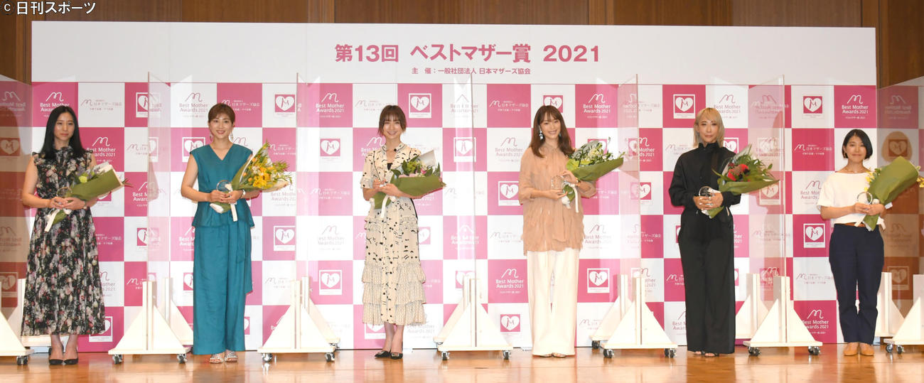 ベストマザー賞を受賞した左から三浦瑠麗、潮田玲子、篠田麻里子、蛯原友里、蜷川実花、タサン志麻（撮影・酒井清司）