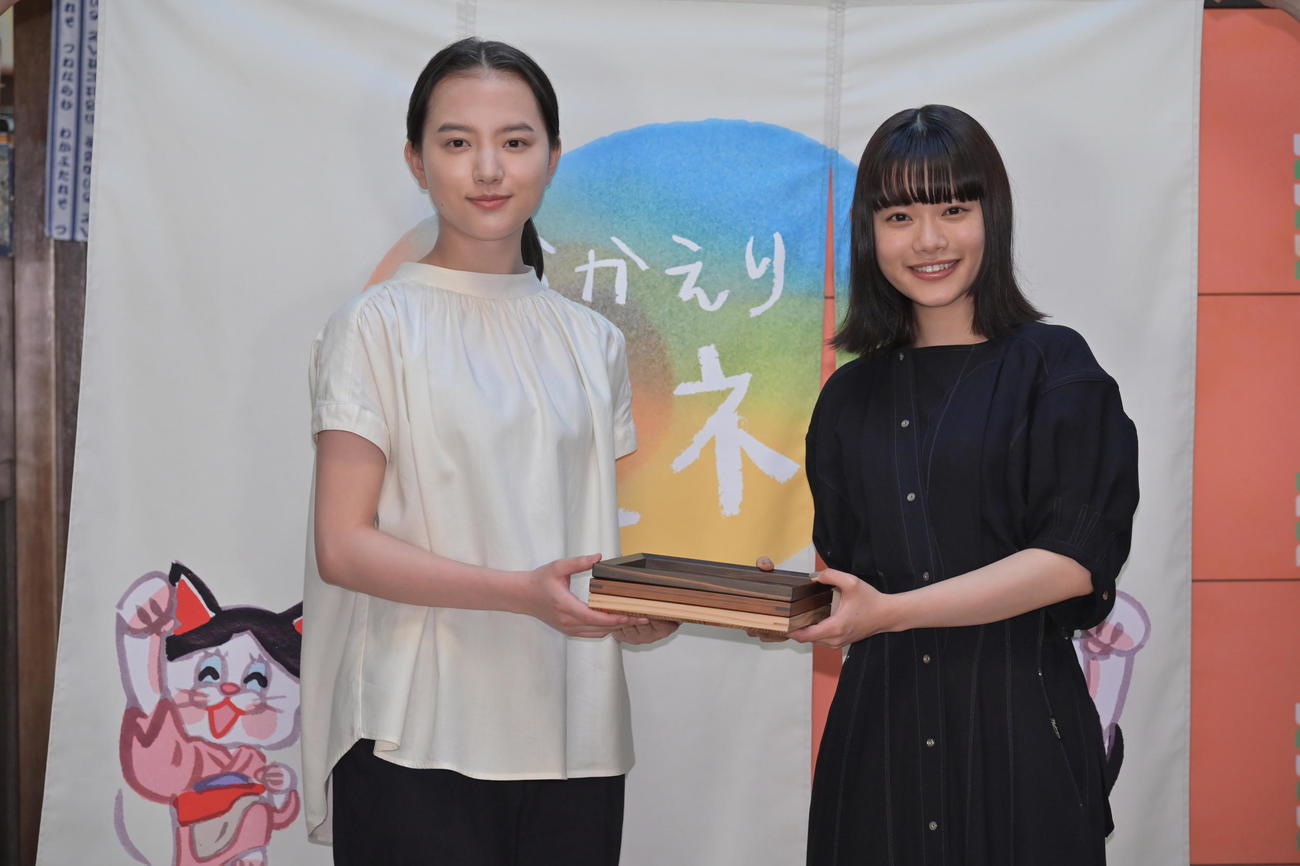 NHK朝の連続テレビ小説のバトンタッチセレモニーに臨んだ清原果耶（左）と杉咲花