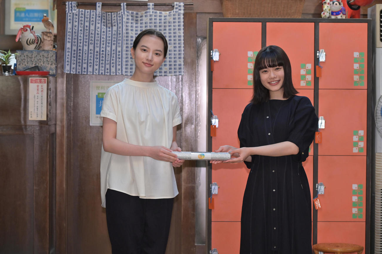NHK朝の連続テレビ小説のバトンタッチセレモニーに臨んだ清原果耶（左）と杉咲花