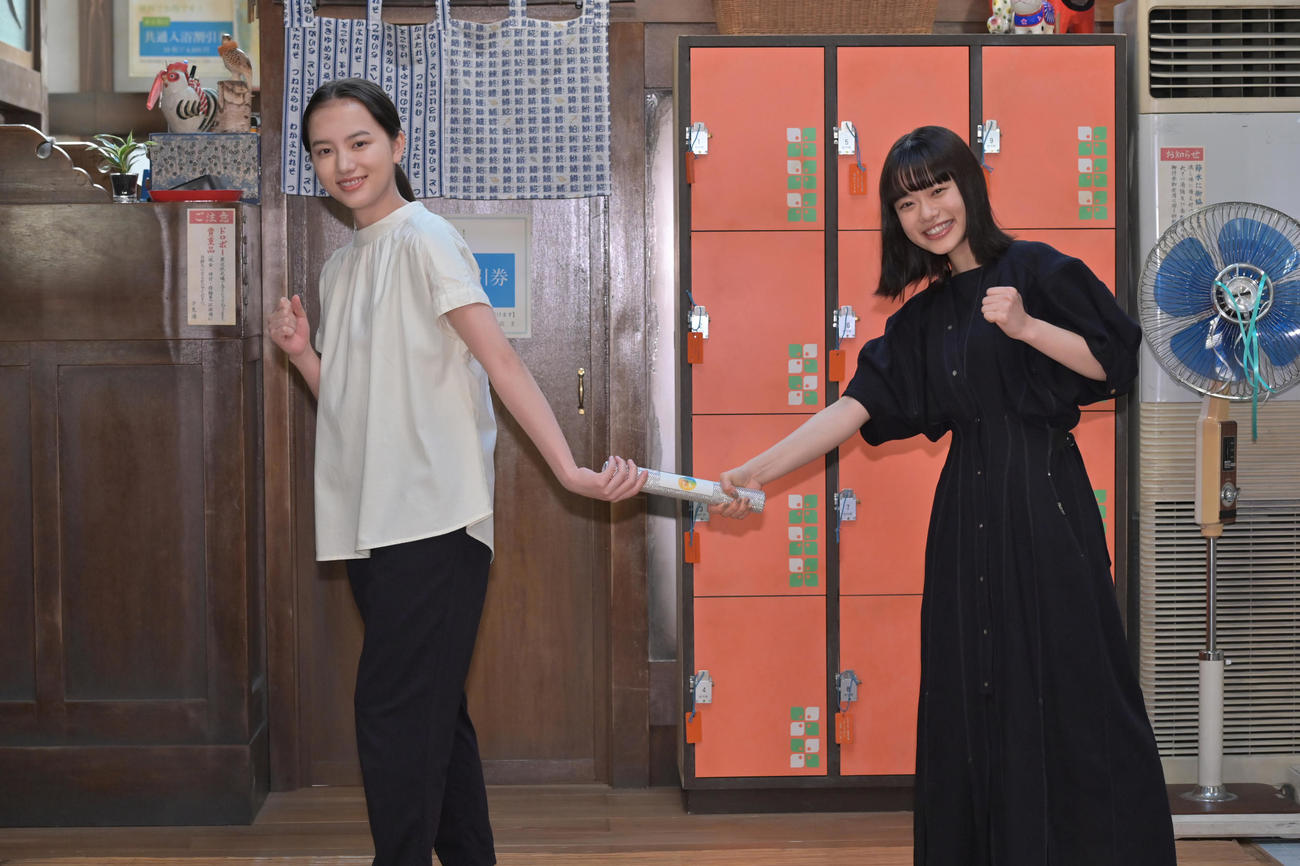 NHK朝の連続テレビ小説のバトンタッチセレモニーに臨んだ清原果耶（左）と杉咲花