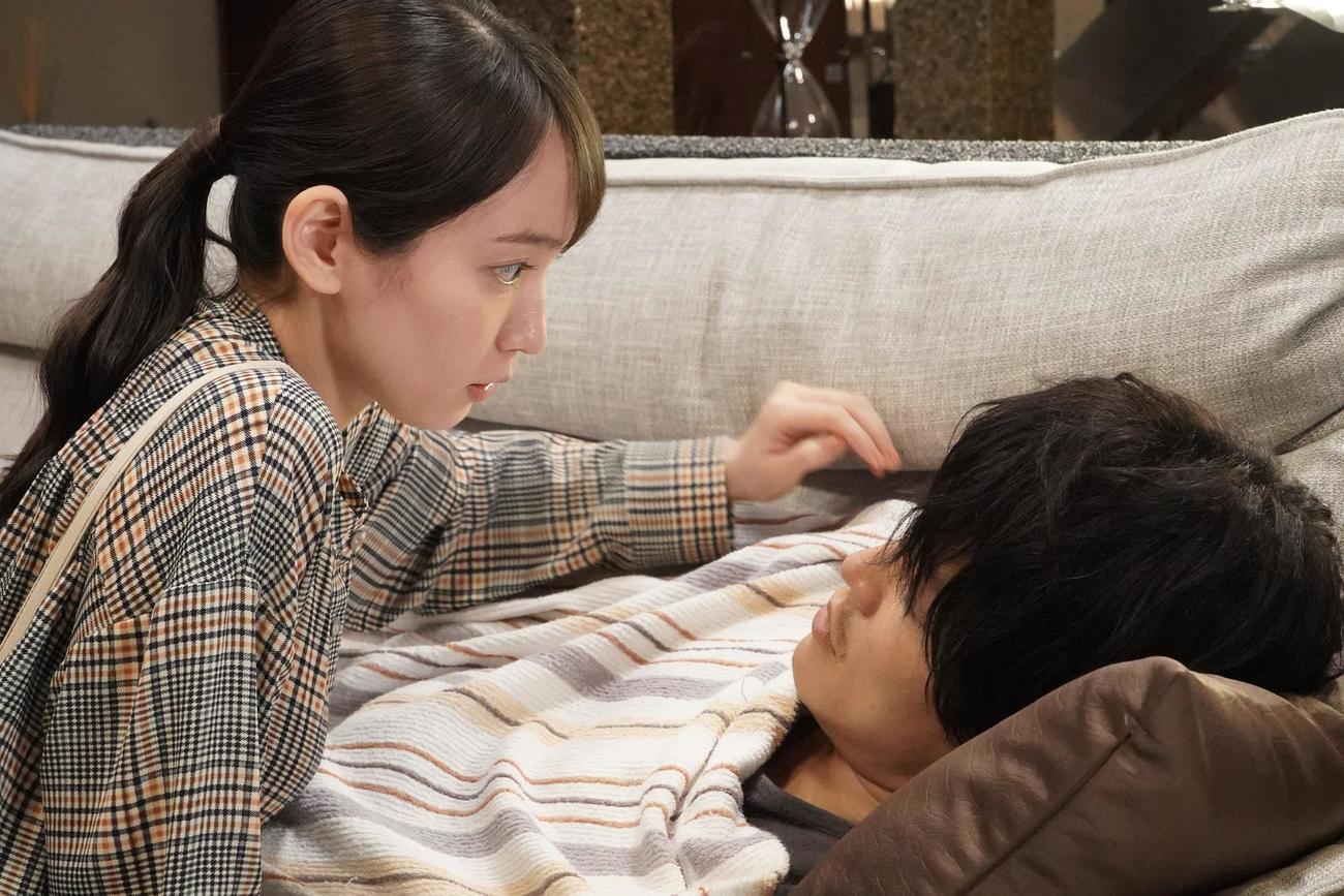 久遠あいこ（吉岡里帆＝左）と刈部清一郎（鈴木亮平）はハグしたことで互いに困惑する（C）カンテレ