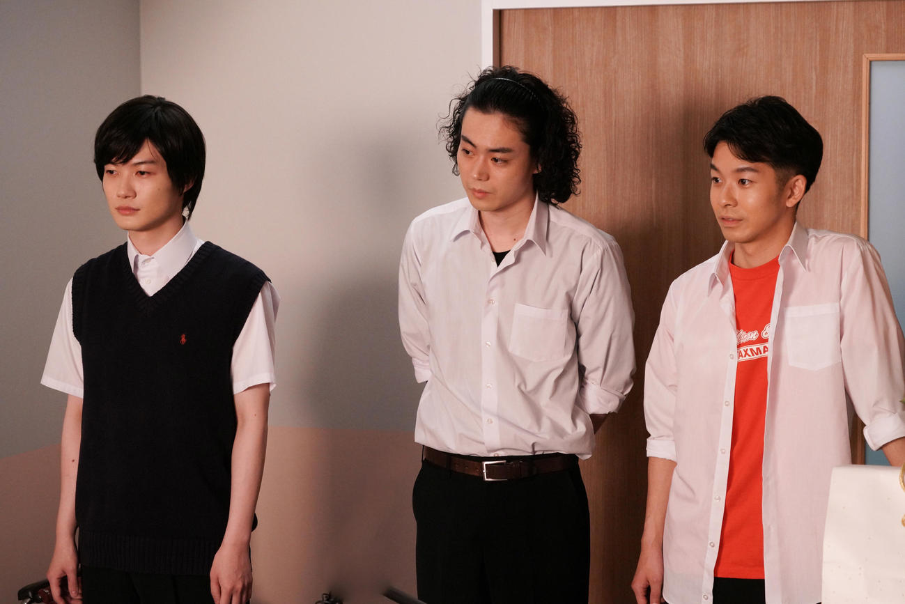 日本テレビ系ドラマ「コントが始まる」第4話。左から神木隆之介、菅田将暉、仲野太賀