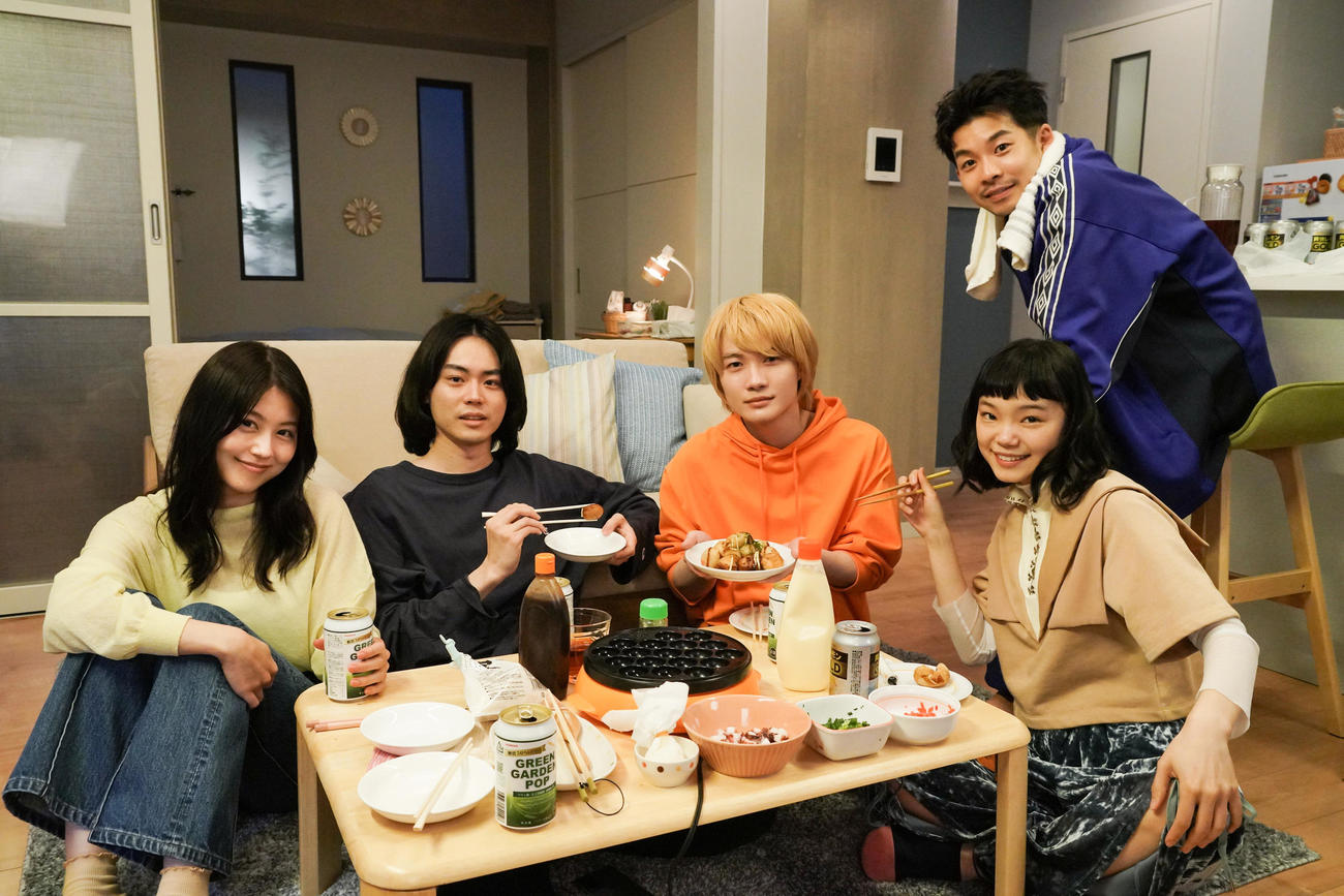 日本テレビ系ドラマ「コントが始まる」に出演する、左から有村架純、菅田将暉、神木隆之介、古川琴音。右後方は仲野太賀