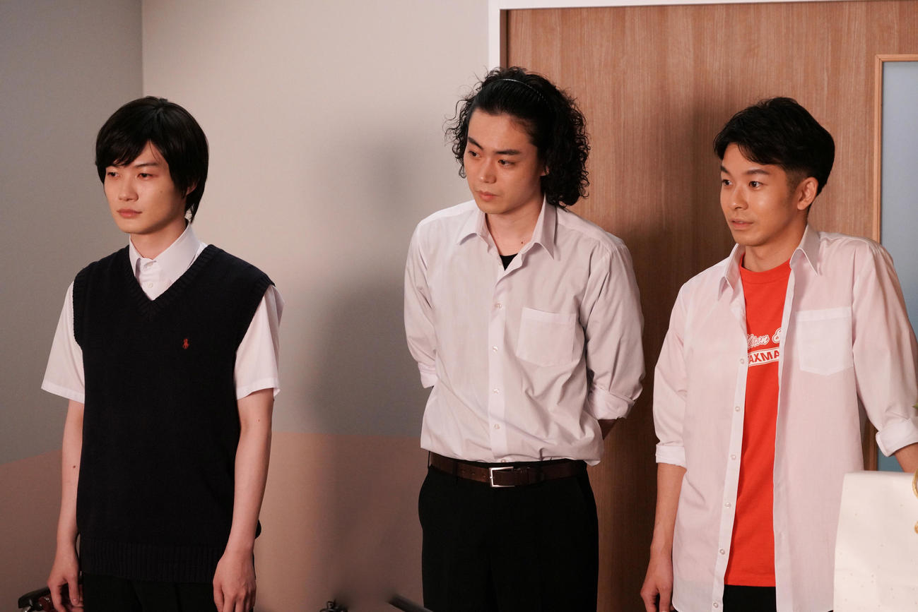 日本テレビ系ドラマ「コントが始まる」第4話場面写真。左から神木隆之介、菅田将暉、仲野太賀