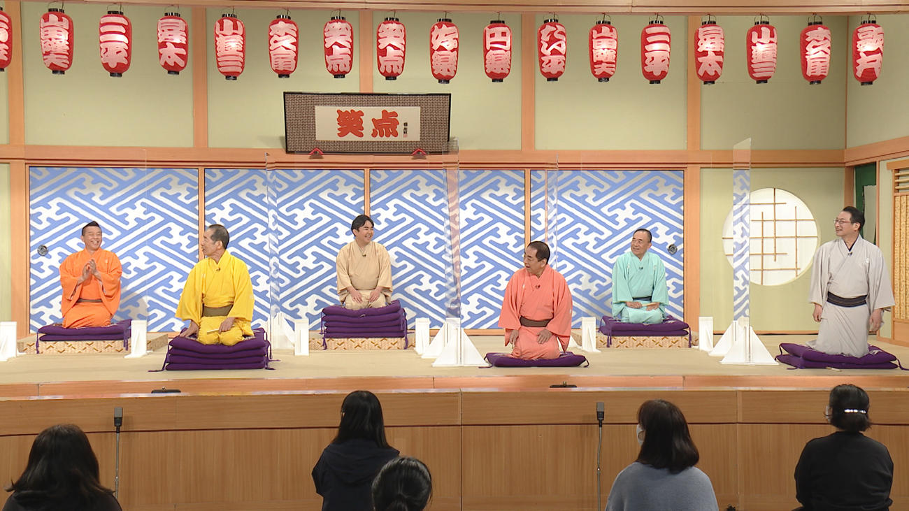 9日放送日本テレビ系人気長寿番組「笑点」で、席替えを実施した大喜利メンバー。左から林家たい平、林家木久扇、林家三平、三遊亭好楽、三遊亭小遊三、春風亭昇太
